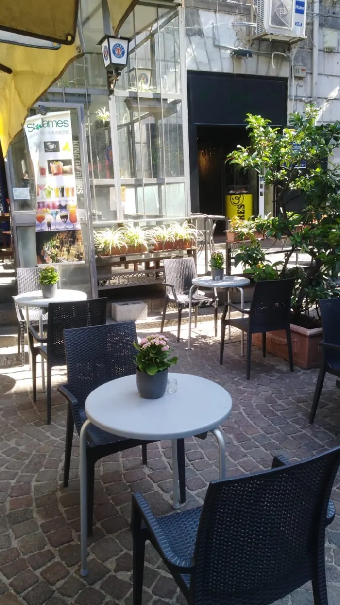 Il cortile esterno del St James Pub
