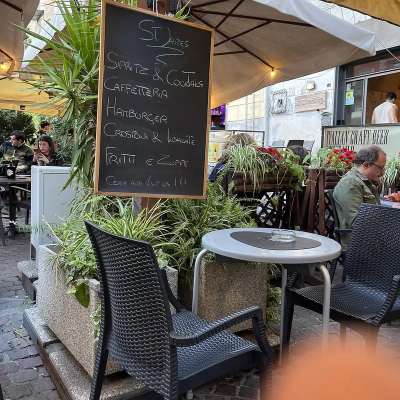 Il dehors del St James Pub in Piazza Bellini