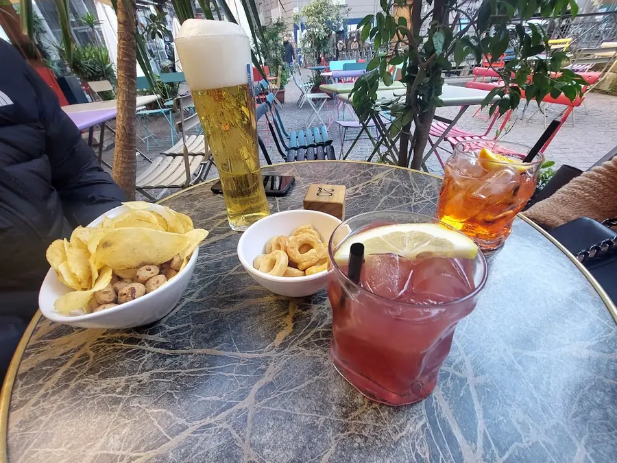 Birra e stuzzichini ai tavoli all'aperto del St James Pub